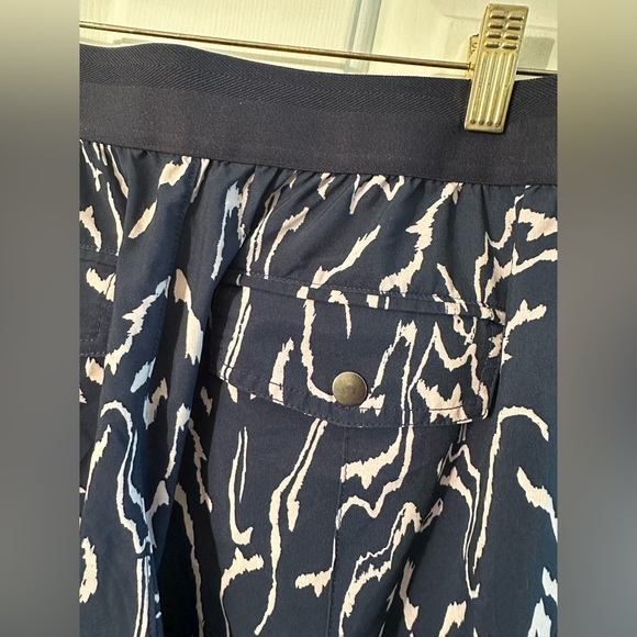 ATHLETA 4 PETITE Vienna Straight Leg Navy Print Cargo Stretch Center Seam Pocket - Picture 12 of 14